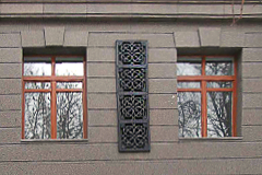 Facade with decorative ventilating grill